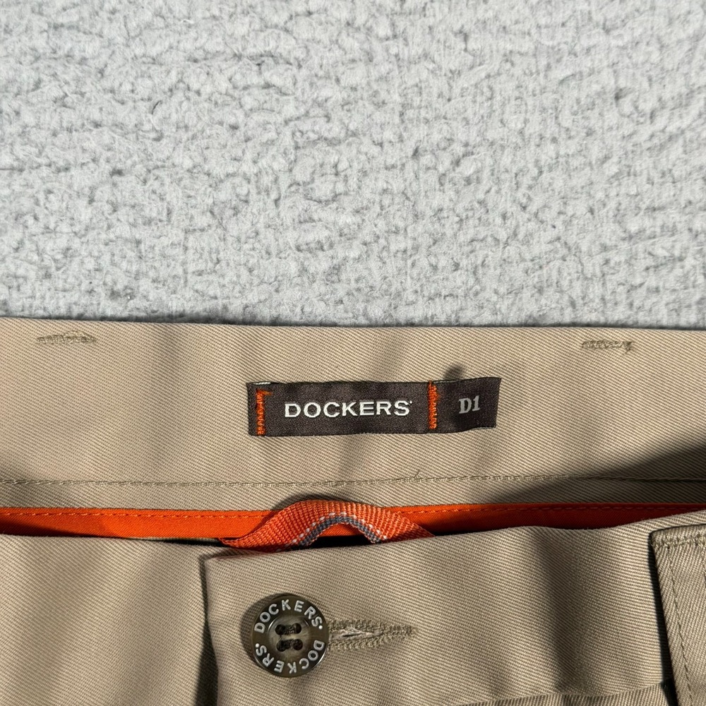 Dockers Pants Mens 34x30 Tan D1 Signature Khakis Flat Front Slim Fit Slacks New - Picture 2 of 11
